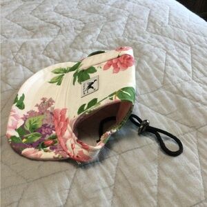 Tail up dog hat. Size large. Perfect for summer